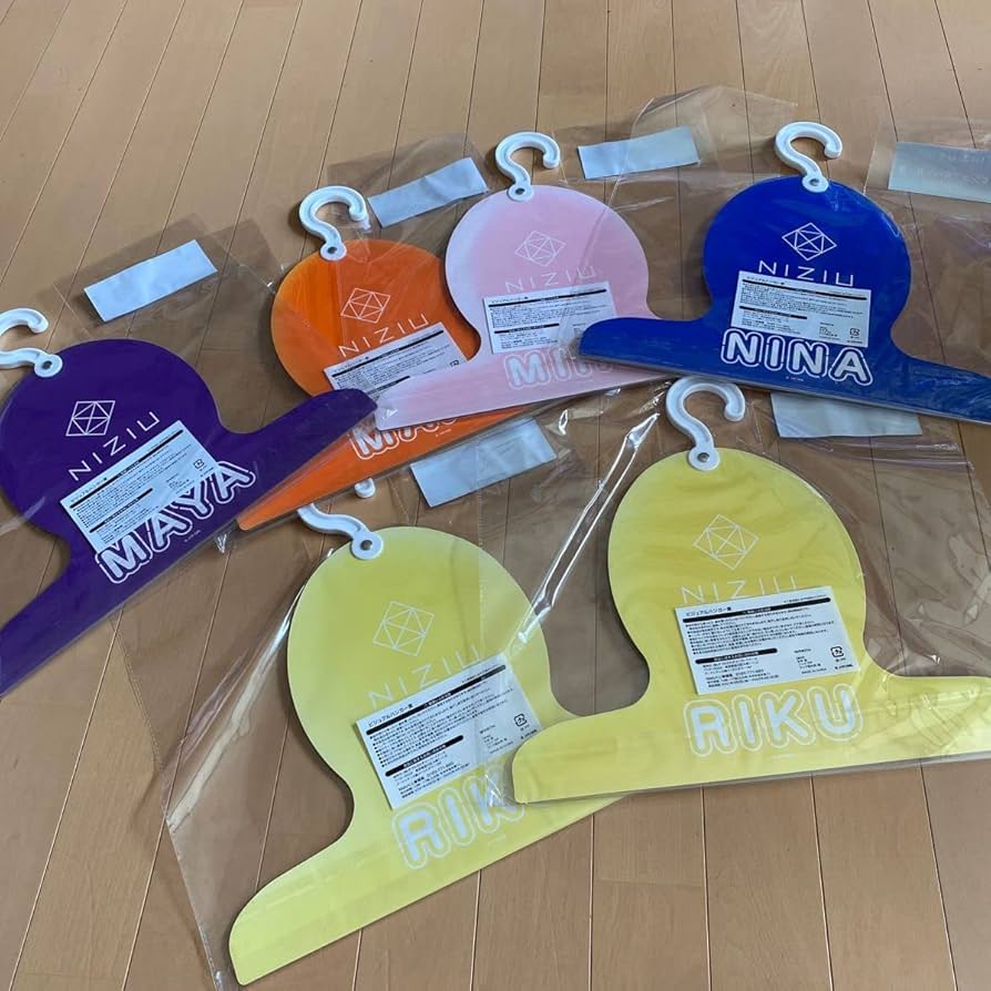 Amazon.co.jp: NiziU ニジュー ビジュアル ハンガー 6本セット